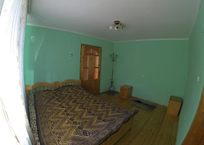 на лужку