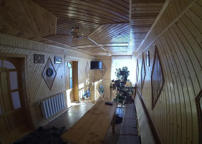 Konukevi на лужку Lazeshchyna